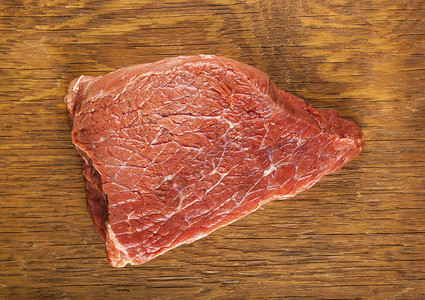生牛肉片烧烤食物牛肉鱼片木头红色牛扒屠夫产品背景图片