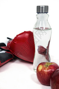 健康生活方式的构成要素拳击瓶子健身锻炼器材卷尺训练手套背景图片