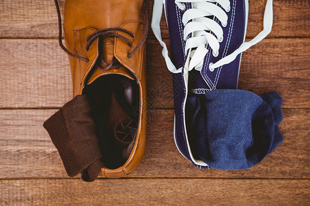 运动鞋鞋子两种不同鞋子的视图木头地面拼花商业平衡牛仔布运动鞋袜子鞋带青少年背景
