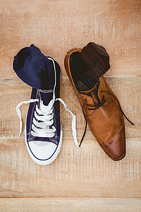 两种不同鞋子的视图地板运动鞋袜子平衡地面鞋带商业拼花木头牛仔布背景图片