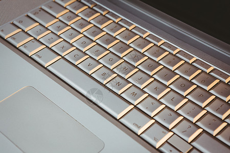 特写笔记本电脑的视图阴影桌子木头灰色键盘技术背景图片
