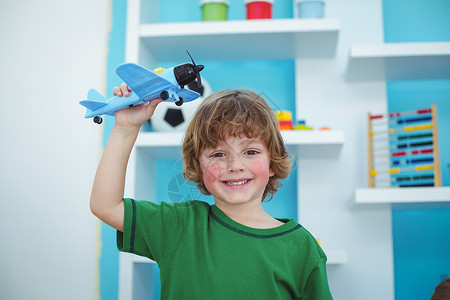 飞机美术素材小男孩玩玩具飞机的游戏男性彩色微笑美术幸福绘画工艺朋友们娱乐友谊背景