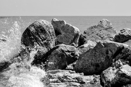 飞溅的石头在悬崖上挥手荒野天空海洋泡沫力量飞溅波浪天气旅行碰撞背景