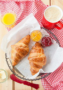 早餐新鲜羊角面包玻璃格子红色点心食物系列糕点酥皮乡村橙汁背景图片