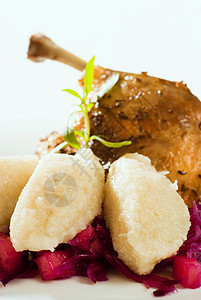 烤鸭 红卷心菜和土豆粉背景图片