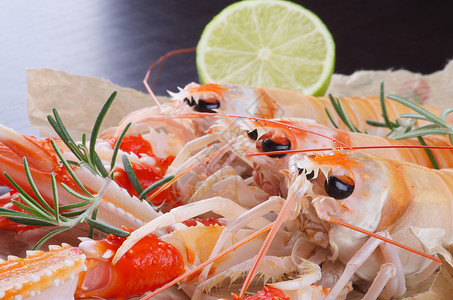 朗古丁龙虾甲壳橙子美食家动物食物海鲜健康饮食迷迭香背景图片