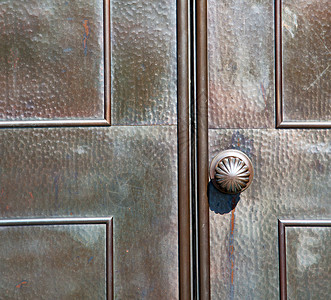 端午门型在意大利林和传统树木中的传统门 以及传统的T型古董墙纸入口螺栓金属风格装饰品木头安全装饰背景