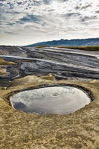 泥火山陆地火山裂缝天空蓝色小路丘陵旅行旅游乡村高清图片