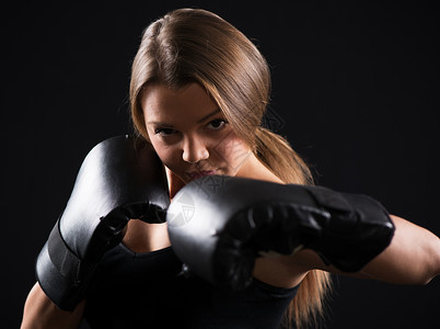 拳击妇女格斗女子手套水平运动冲孔女性黑色训练拳头背景图片