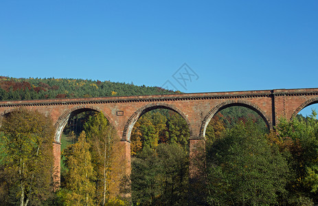 Himbaechel输水管道石拱桥古迹拱门拱桥天空建筑学铁路文化吸引力纪念碑背景图片