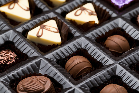 一盒各种巧克力面条的盒子背景图片