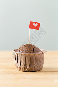 双心蛋糕带有心脏形状的松饼旗木头牙签蛋糕甜点巧克力棕色食物桌子浪漫糖果背景