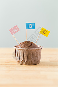带小旗ABC字的巧克力松饼背景图片