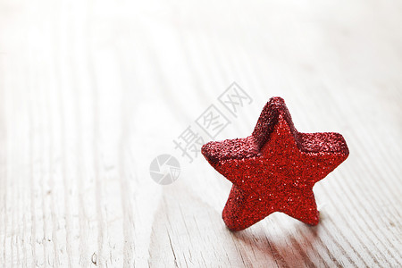 红圣诞明星红色玩具木头卡片新年闪光背景图片
