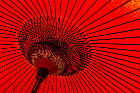 日本传统红伞式日本人螺旋工作太阳手工纺织品异国旅行工艺竹子褪色背景图片