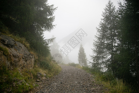 山雨天气旅游天空旅行山脉假期背景图片