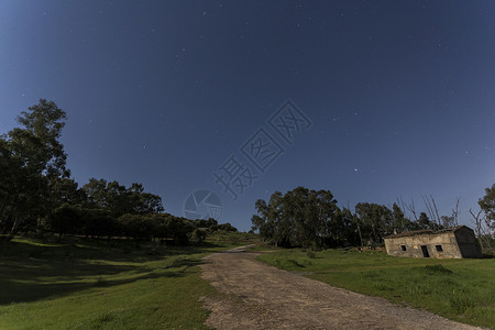 鲁伊纳阿拉伯全景废墟石头蓝色天空月亮星星背景图片