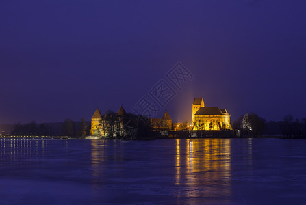 特拉凯城堡冬夜 立陶宛高清图片