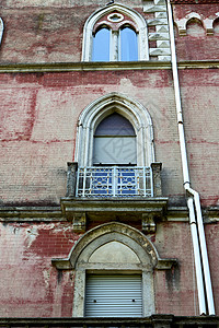 红梯台欧洲水管黄铜晴天切口金属塑料纪念碑旅行窗户阳台雕塑背景图片