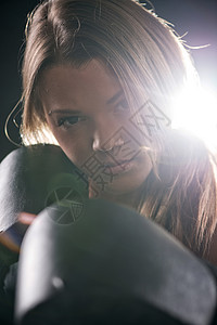 拳击妇女冲孔运动聚光灯格斗女子女性训练背光黑色跆拳道背景图片