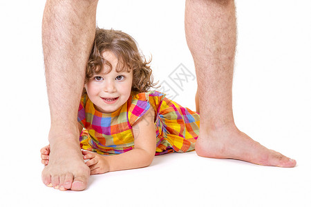 父亲与孩子腿女儿在她父亲的脚下关系婴儿幸福爸爸安全孩子家庭自由保护父母背景