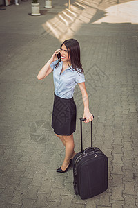 女商务人士旅行商业商务风光手机电话使用女性都市幸福街道背景图片