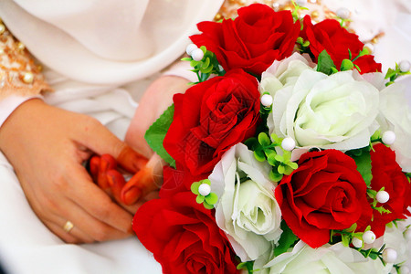 嫁妆花束在新娘的手上背景图片