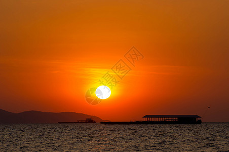 日落在海面上日出天空背景图片