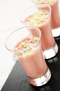 草莓慕斯粉色膳食浆果酒杯水果起动机桌子派对接待甜点高清图片