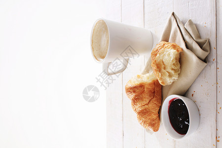 羊角面包和咖啡早餐糕点美食食物烘烤背景图片