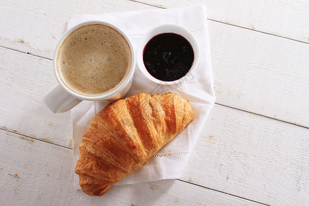 羊角面包和咖啡食物早餐美食糕点烘烤背景图片