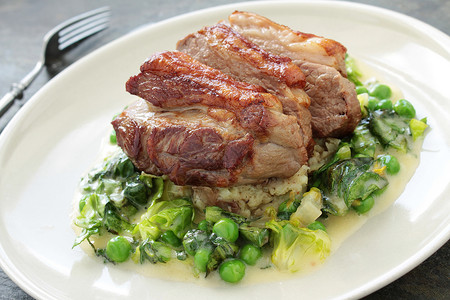 烤猪肉晚餐午餐盘餐美味食物烹饪佳肴猪肉背景图片