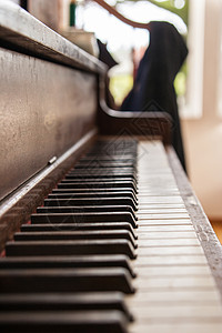 直立钢琴键盘娱乐象牙音乐黑色木头旋律钥匙笔记乐器白色背景图片