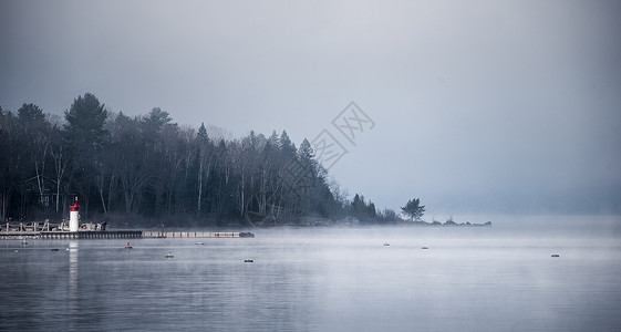 迷雾蓝色湖户外消失高清图片
