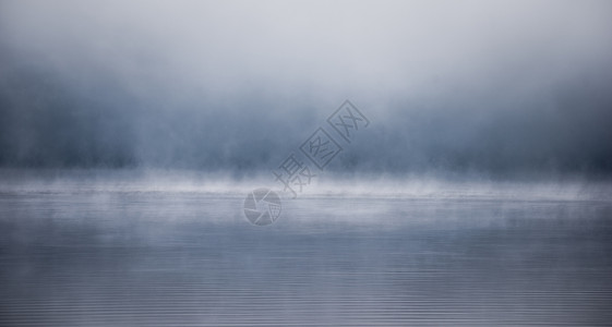 加拿大安大略省的重雾 从渥太华河上拔除大雾毯子边缘寒冷孤独寒意地平线单点奇观背景