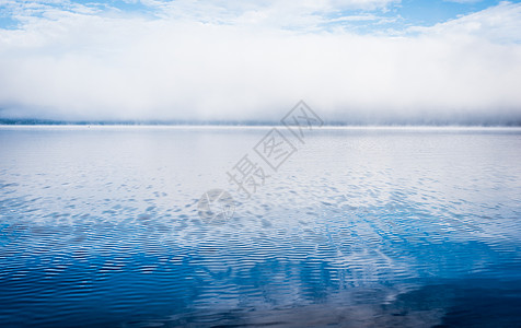 立冬来临寒意重一片蓝色的地平线 从渥太华河起雾的大毯子——加拿大安大略省的重雾背景