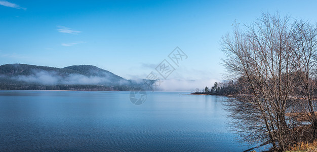 全景  蓝色地平线分开 雾从渥太华河上移走边缘寒冷寒意海滩海岸线支撑孤独背景
