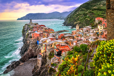 意大利利古里亚五渔村的韦尔纳扎日落高清图片