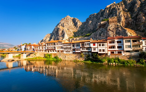 亚美利亚河流中反映的传统托曼住房 阿马萨 土耳其背景