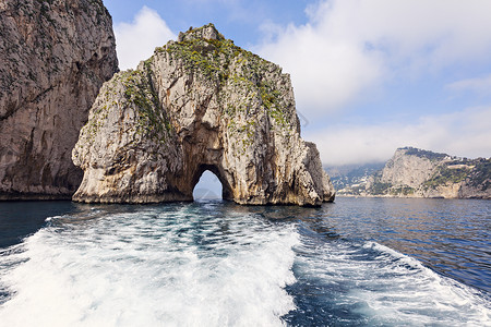 卡普里岛的法拉格里奥旅行地标海浪岩石天际背景图片