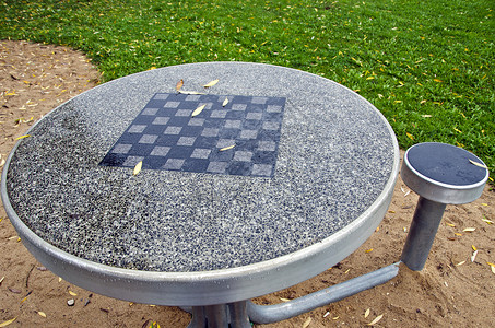 公园中象棋板和椅子的表高清图片