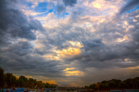 塞纳上空的云背景图片