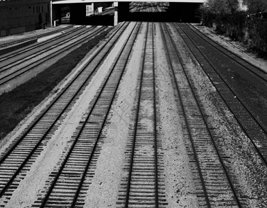 几条铁路路线的黑白相片背景图片