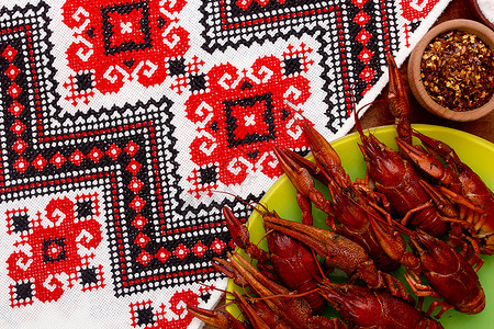 龙虾串为服务而烹煮的龙虾商品市场陶瓷食物纸张海鲜烹饪水平甲壳香料背景