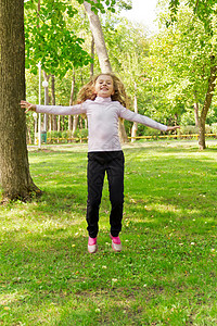 夏天的跳跃女孩舞蹈休闲跑步闲暇微笑女性女学生孩子活动白色背景图片