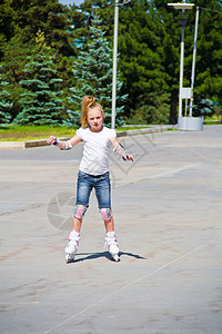 玩滑溜冰的学艺女孩童年学习白色孩子女学生滚筒金发蓝色女士女性背景