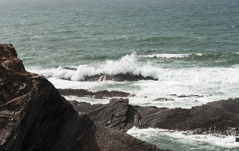 岩石上的水柱白色活力悬崖飞溅海滩海岸线海景海浪海岸气泡背景图片