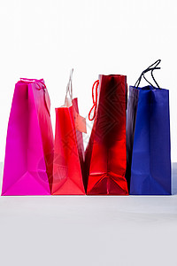 桌上礼品袋购物展示粉色零售蓝色红色礼物木头标签背景图片