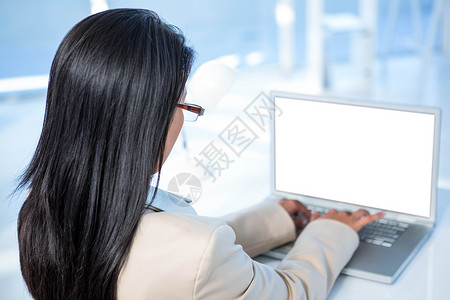 使用笔记本电脑的女商务人士近视公司技术日记商务人士套装电子电脑显示器键盘议程背景图片