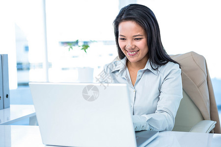 使用笔记本电脑的微笑女商务人士公司人士日记屏幕电子议程女士女性组织规划师背景图片